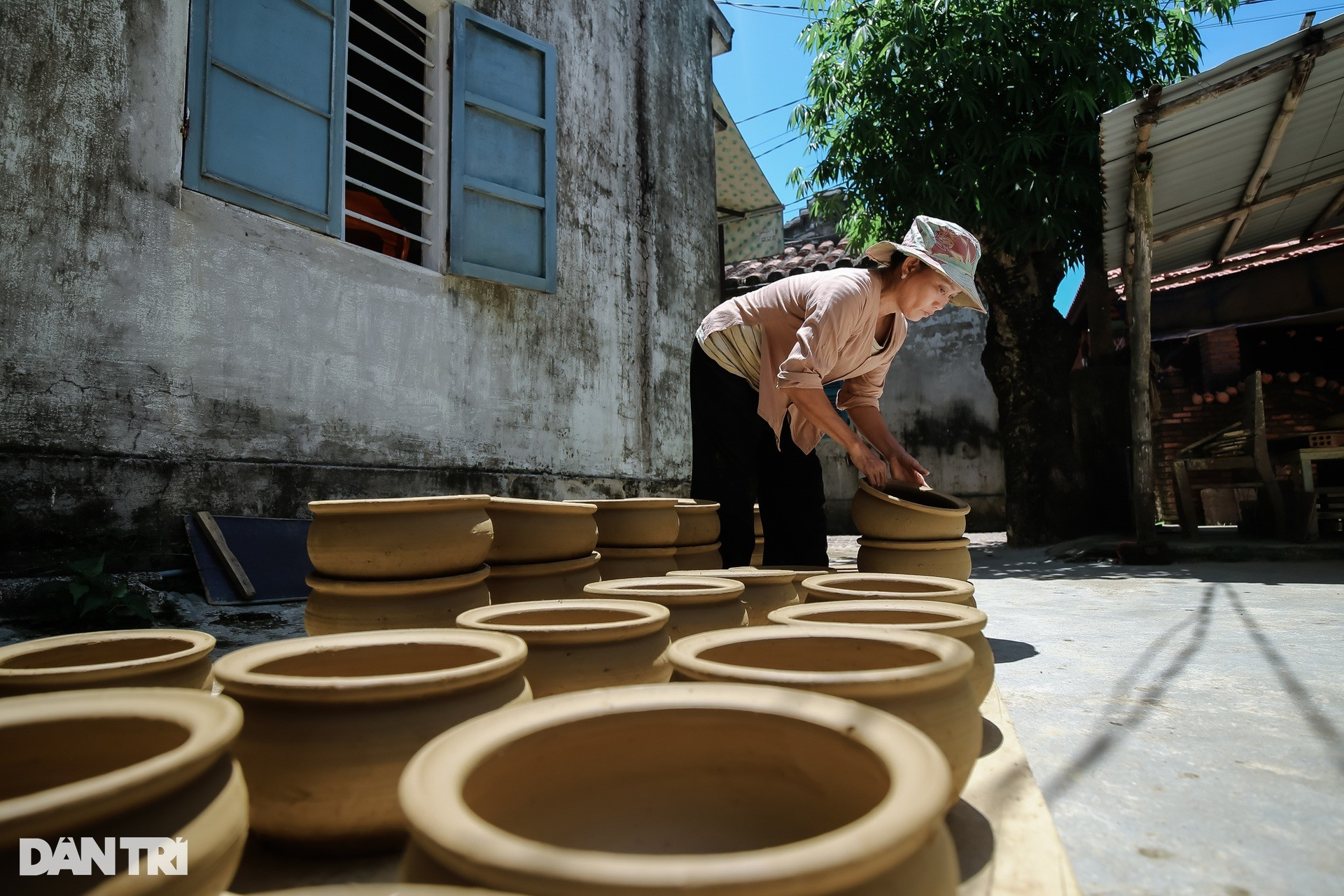 There are 32 households and 80 employees working in Thanh Ha pottery village. 5 of them are excellent craftsmen and one good.