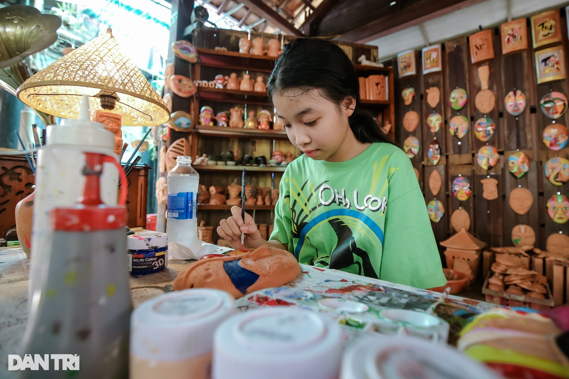 Thanh Ha pottery village is an attractive tourism destination in Hoi An city. Besides visiting the village, visitors can experiencing making pottery objects.