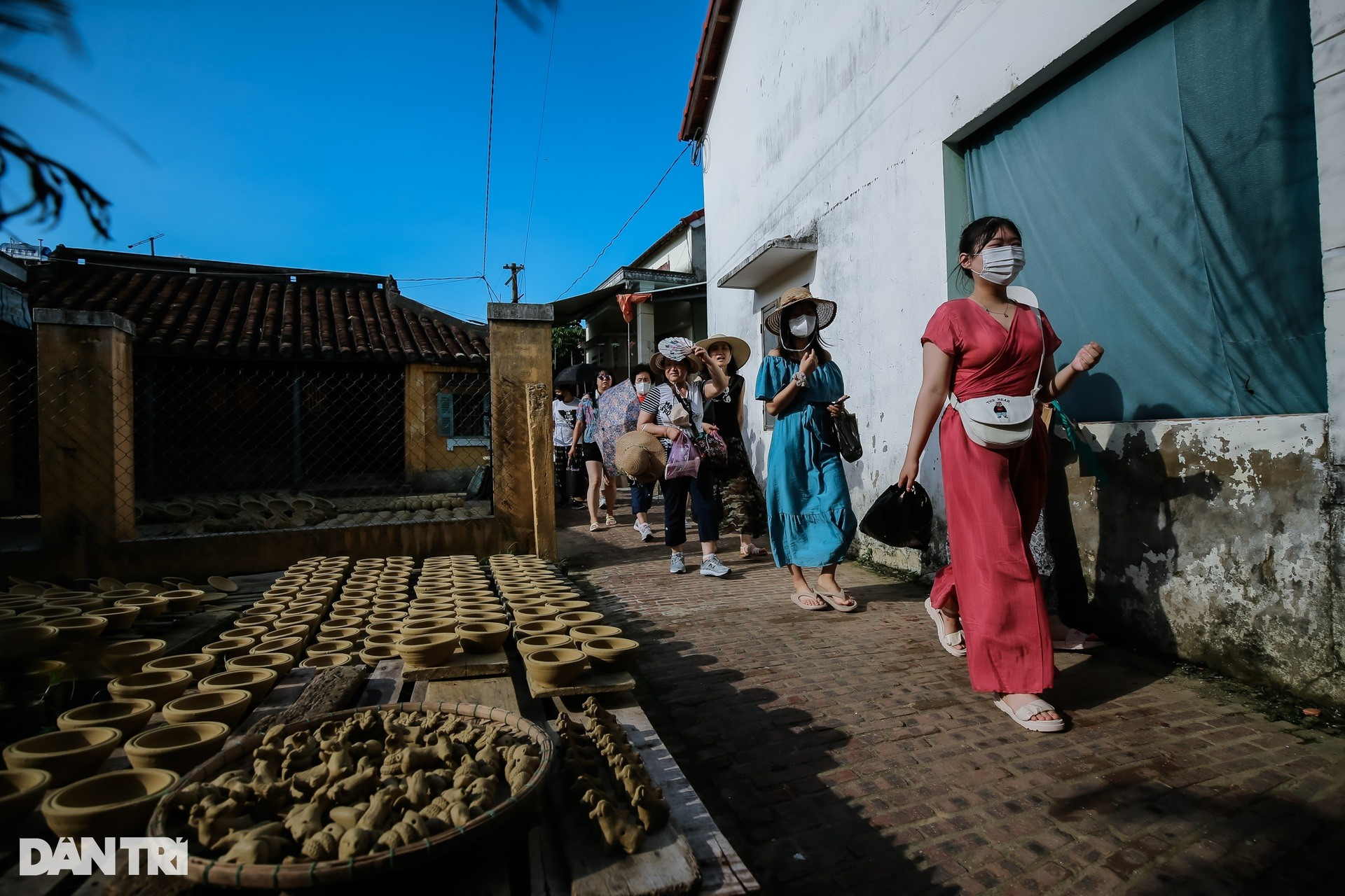 it is estmated that there are over 5 hundred visitors to Thanh Ha pottery village each year.