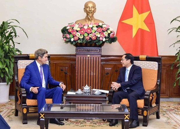 Minister of Foreign Affairs Bui Thanh Son (right) and US Special Presidential Envoy for Climate John Kerry at the reception. (Photo: VNA)