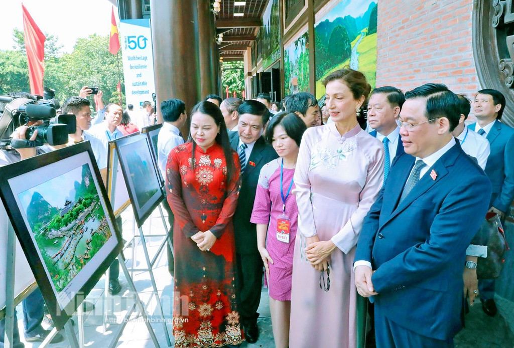 Chủ tịch Quốc hội Vương Đình Huệ và các đại biểu tham quan triển lãm.