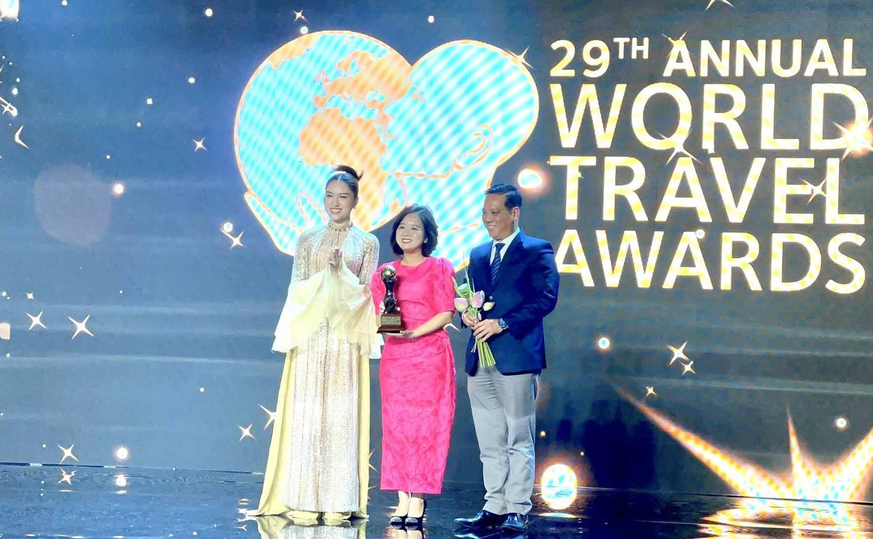 Đại diện lãnh đạo Sở VH-TT&DL, Trung tâm VH-TT & TT-TH TP.Hội An nhận giải thưởng cho hạng mục “điểm đến đô thị văn hóa hàng đầu châu Á” năm 2022 của World Travel Awards. Ảnh: P.V