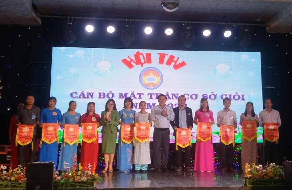 Ông Lê Thái Bình - Phó Chủ tịch Ủy ban MTTQ Việt Nam tỉnh đến dự và trao cờ lưu niệm các đội thi.