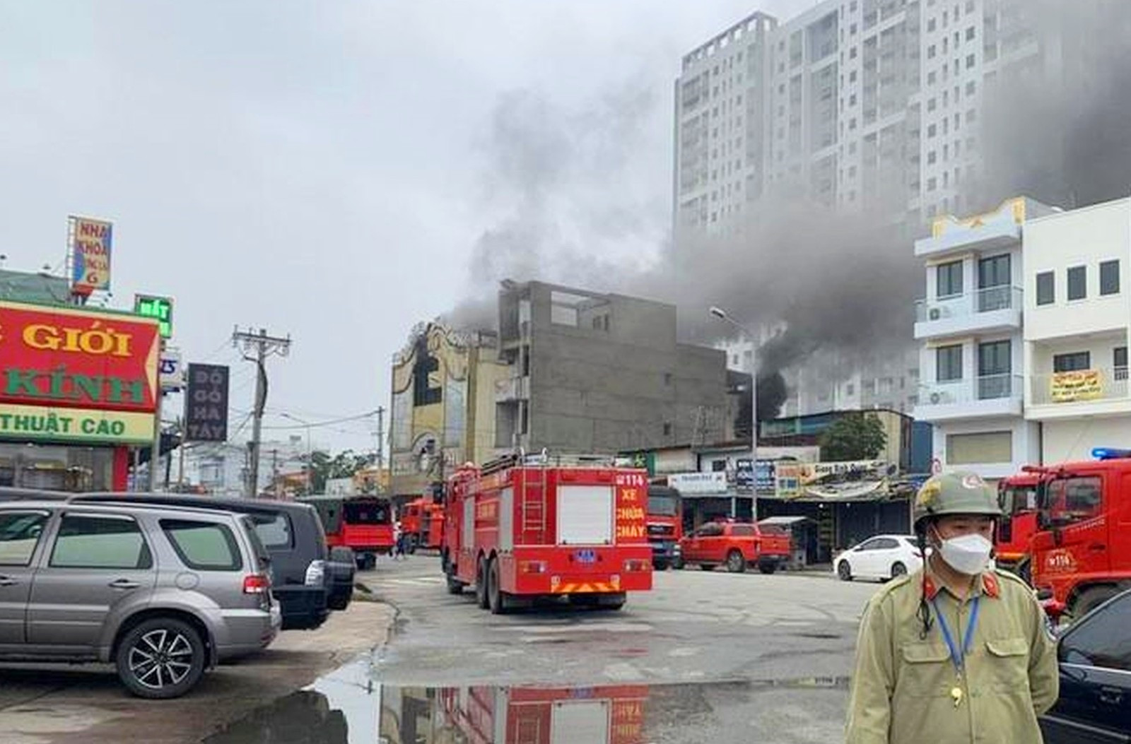 Hiện trường vụ cháy quán karaoke tại Bình Dương ngày 6/9. (Ảnh: Trịnh Bình)