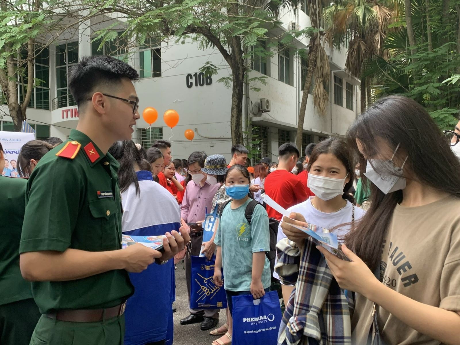 Sinh viên trường quân đội tư vấn cho thí sinh năm 2022. Ảnh: LV