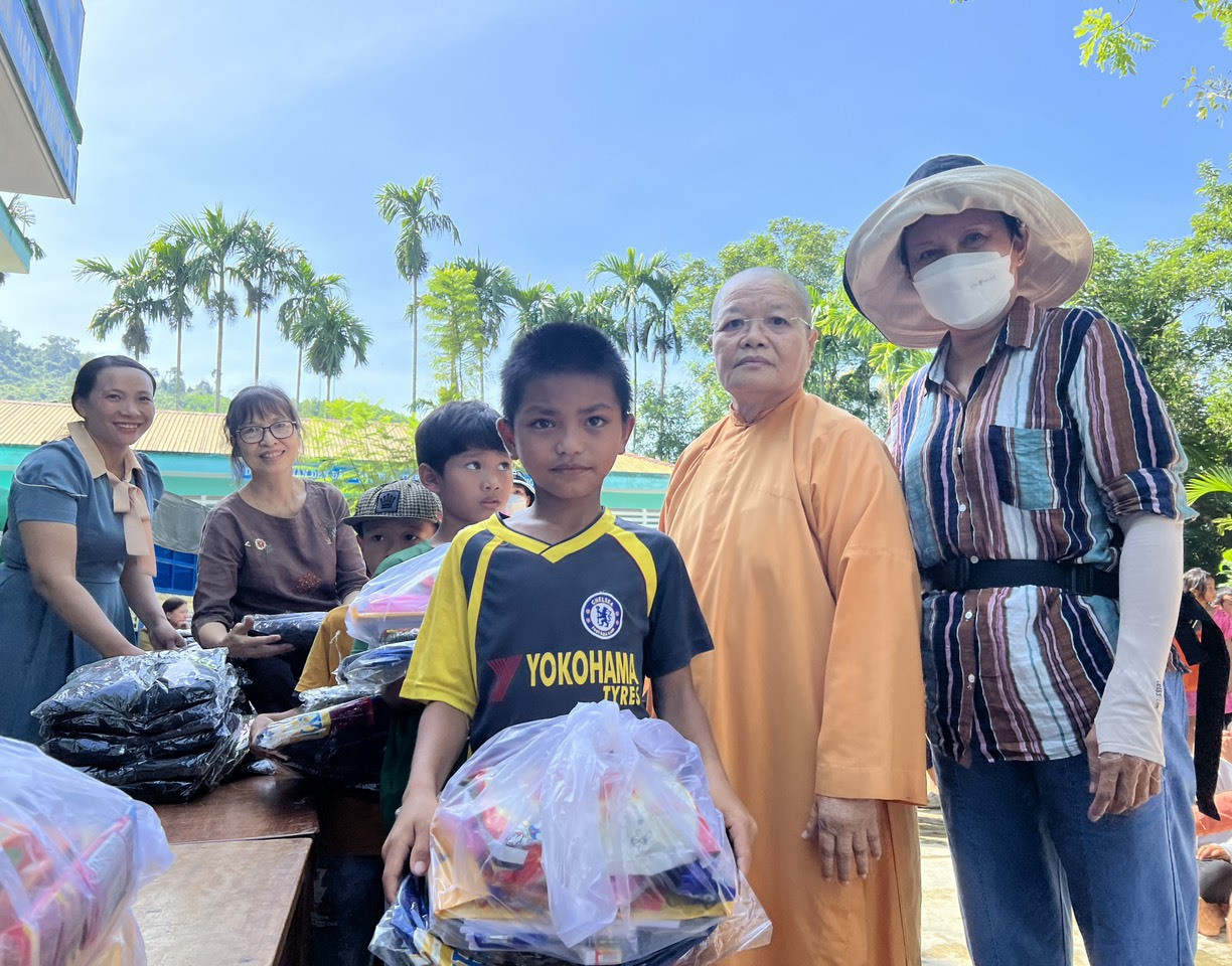 Ban từ thiện Hội Phật giáo tỉnh tặng quà học sinh Trường Phổ thông Dân tộc bán trú Tiểu học và THCS Trà Nú. Ảnh: TẤN SỸ