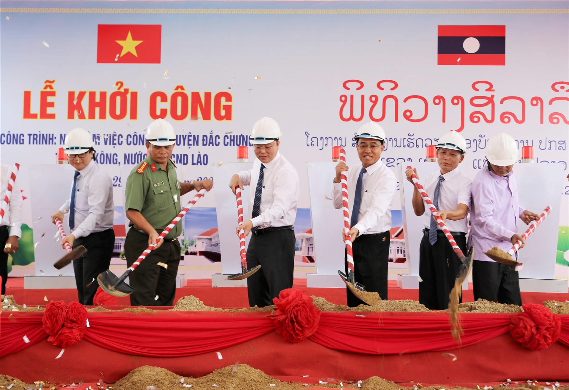 Lãnh đạo 2 tỉnh Quảng Nam - Sê Kông thực hiện nghi thức khởi công nhà làm việc Công an huyện Đắc Chưng. Ảnh: ĐĂNG NGUYÊN