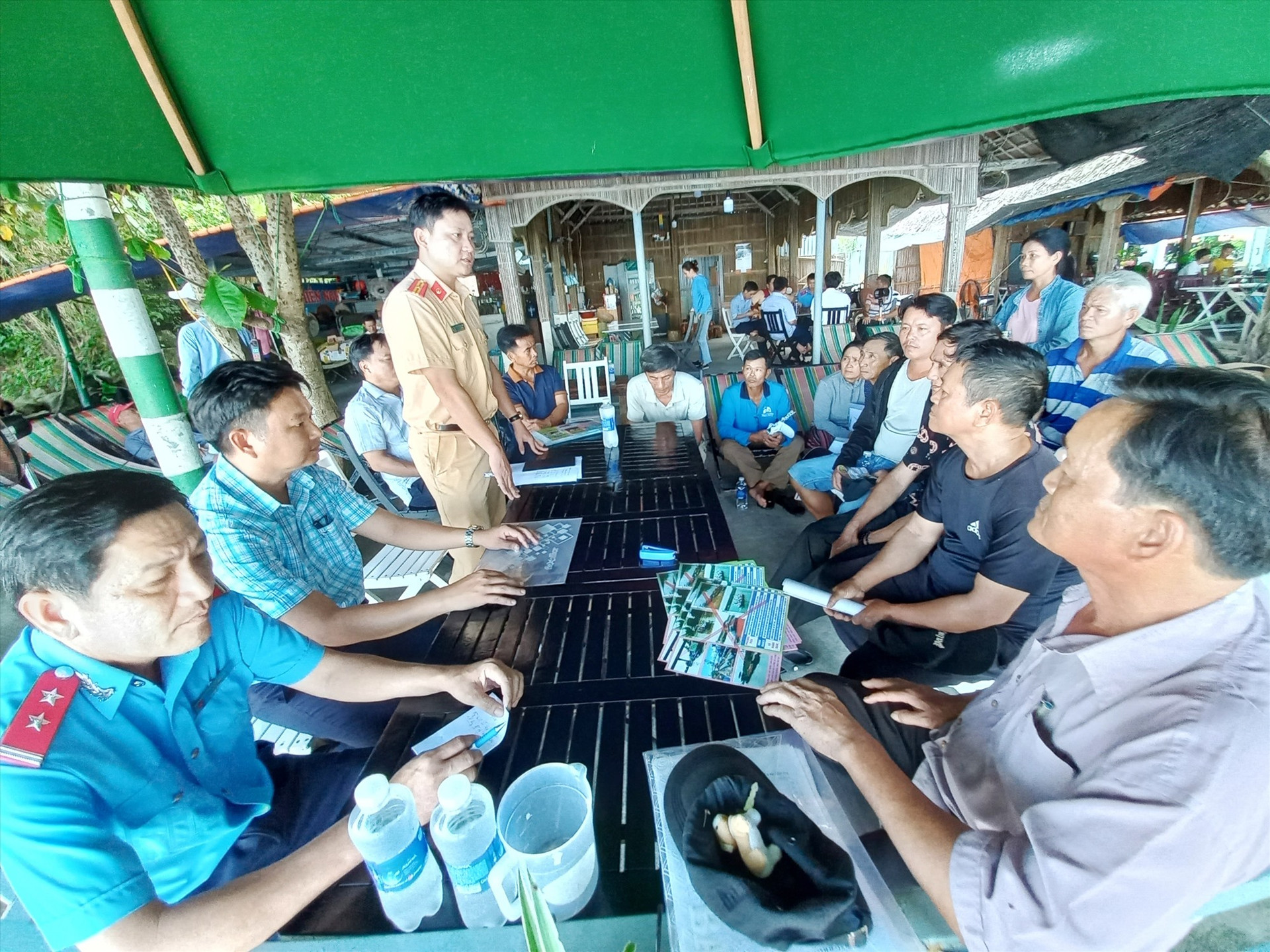 Tổ kiểm tra liên ngành tuyên truyền pháp luật an toàn giao thông cho chủ phương tiện thủy tại Cù Lao Chàm. Ảnh: T.C.T