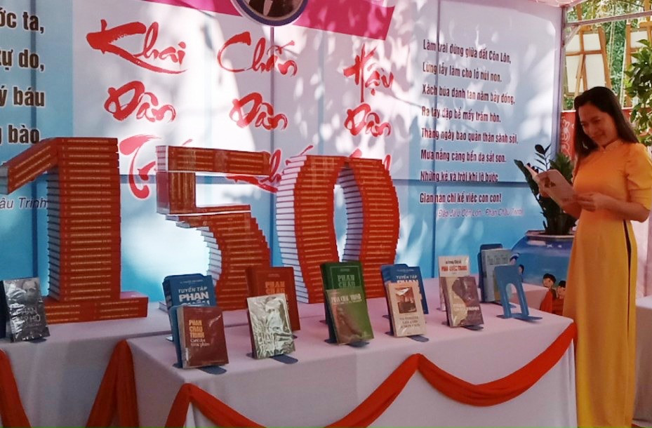 Huyện Phú Ninh tổ chức trưng bày sách kỷ niệm 150 năm Ngày sinh chí sĩ Phan Châu Trinh. Ảnh: VHPN