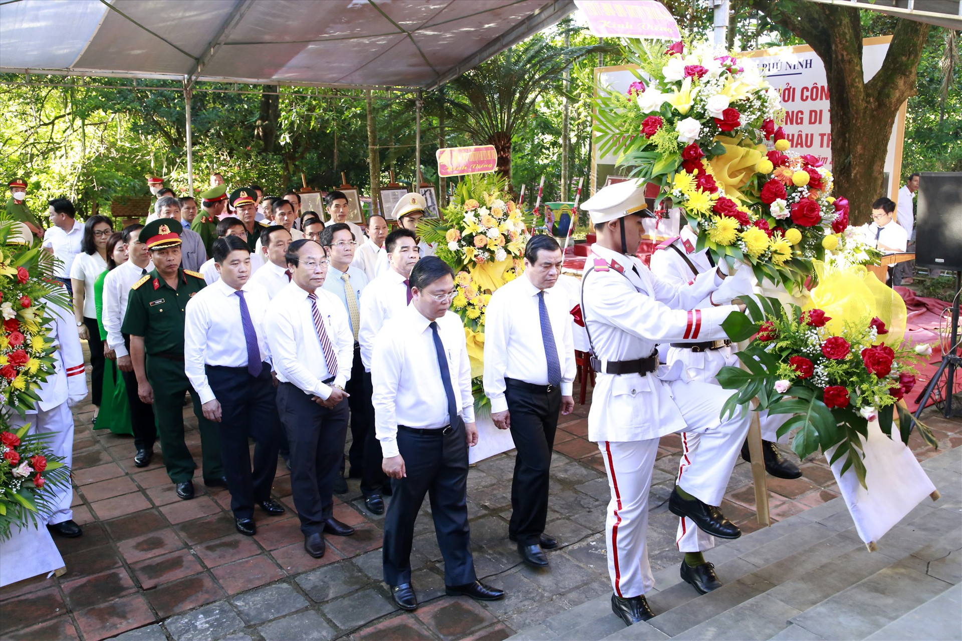 Đoàn công tác của lãnh đạo tỉnh dâng hoa tại nhà lưu niệm Phan Châu Trinh. Ảnh: T.C