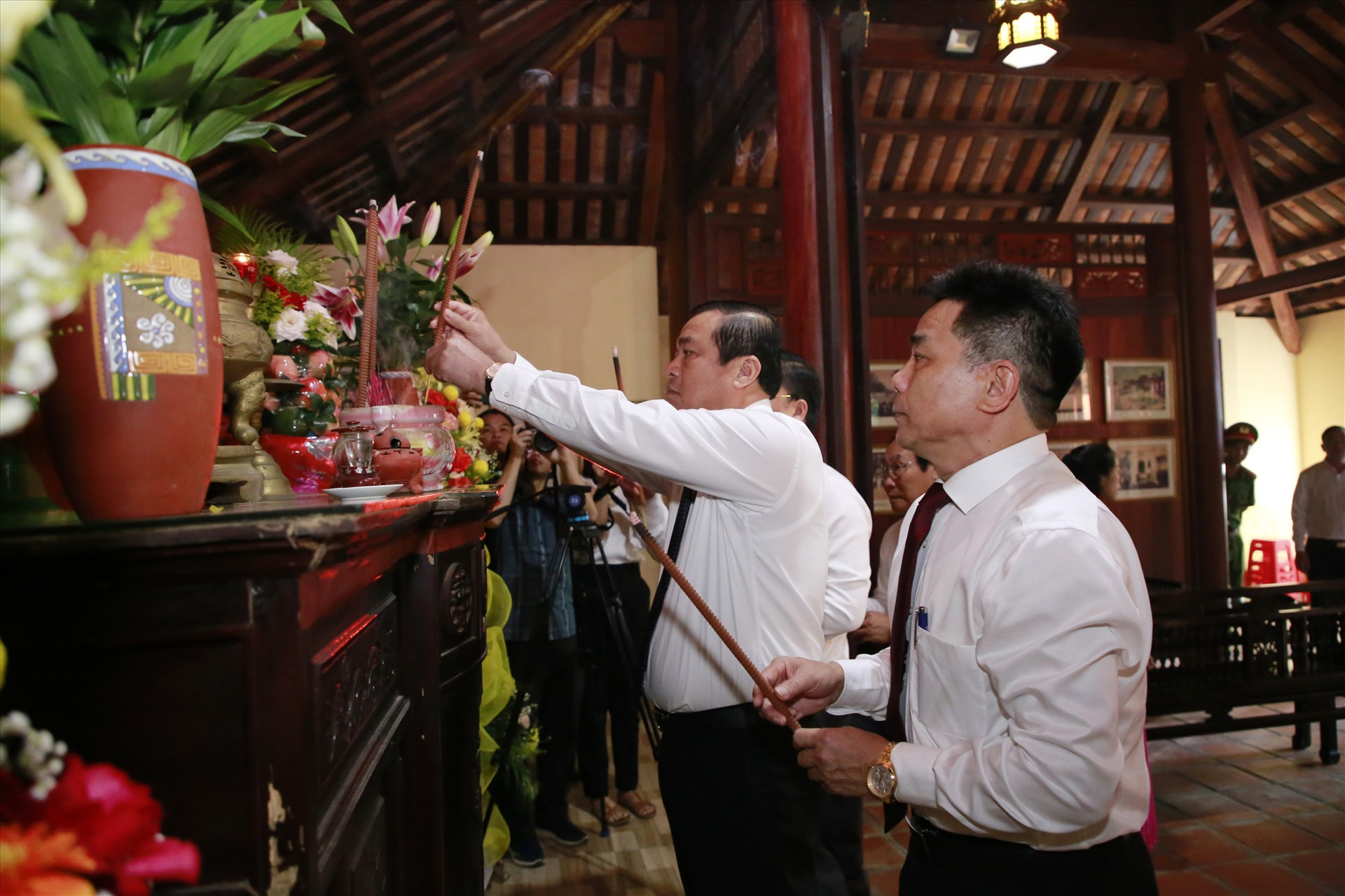 Đồng chí Phan Việt Cường cùng các đồng chí lãnh đạo tỉnh dâng hương tại nhà lưu niệm. Ảnh: T.C