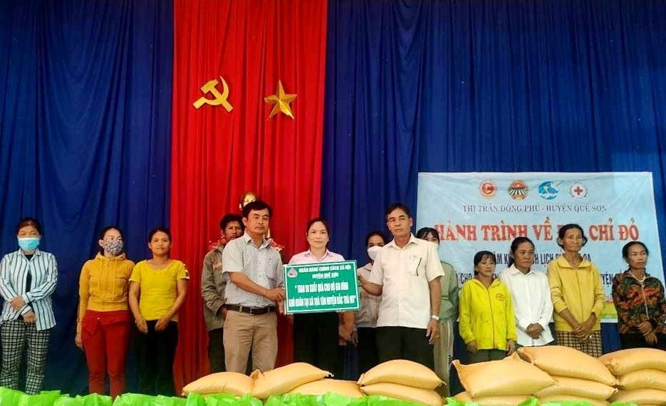 Phòng Giao dịch Ngân hàng CSXH Quế Sơn tặng quà cho người dân xã Trà Tân. Ảnh: Q.VIỆT