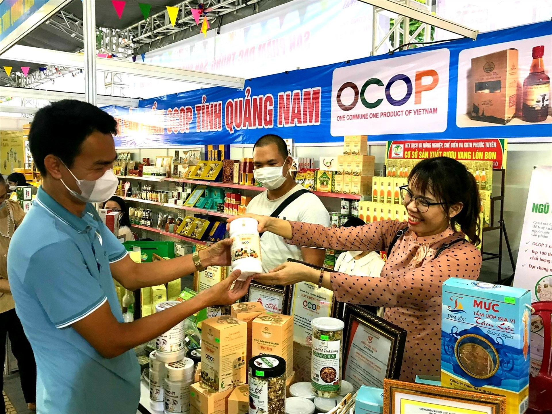 Những năm qua, nhiều chủ thể sản phẩm OCOP của Quảng Nam nỗ lực xúc tiến thương mại, mở rộng thị trường tiêu thụ.   Ảnh: M.N