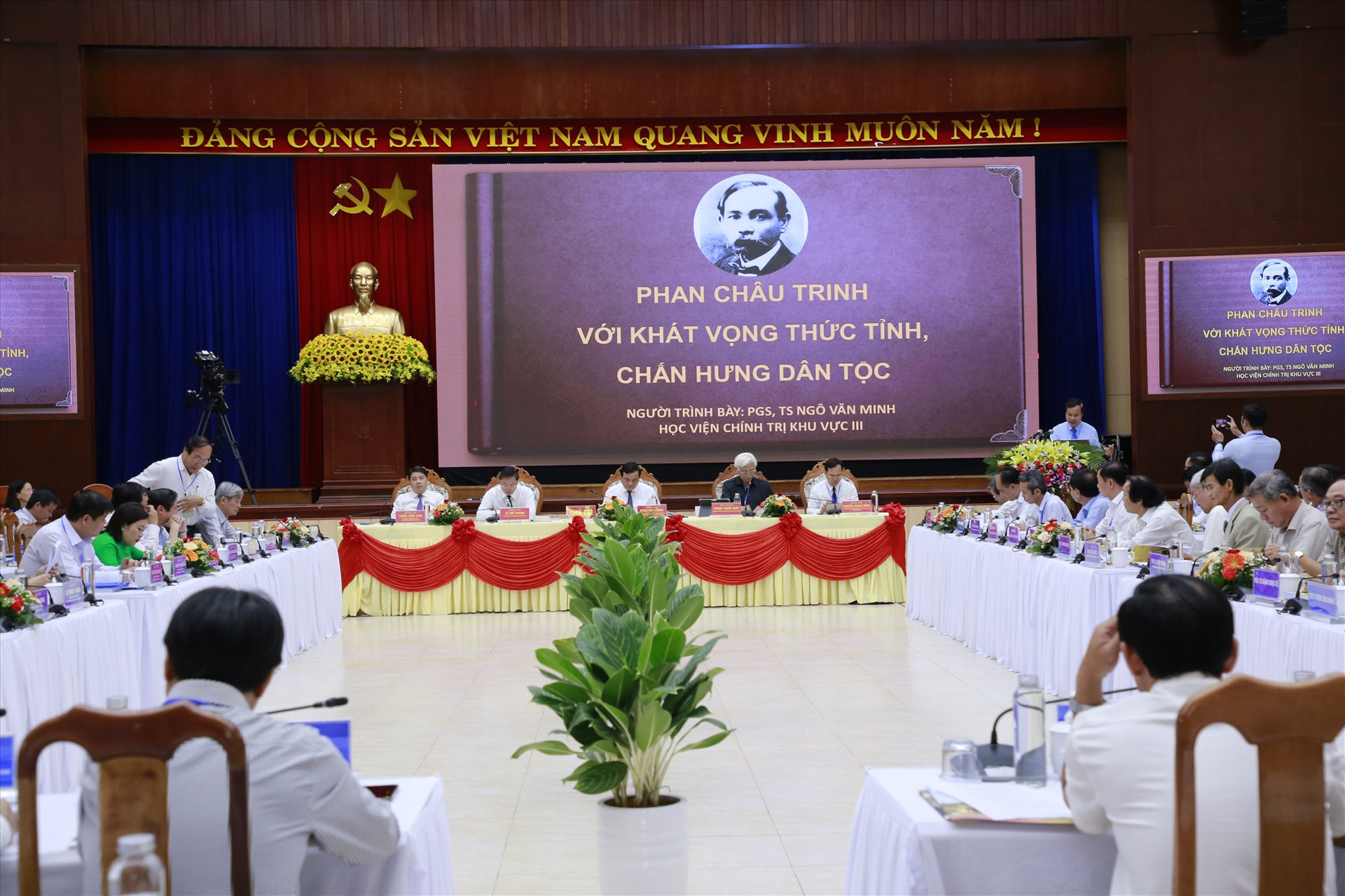 PGS. TS Ngô Văn Minh trình bày tham luận tại hội thảo. Ảnh: P.V