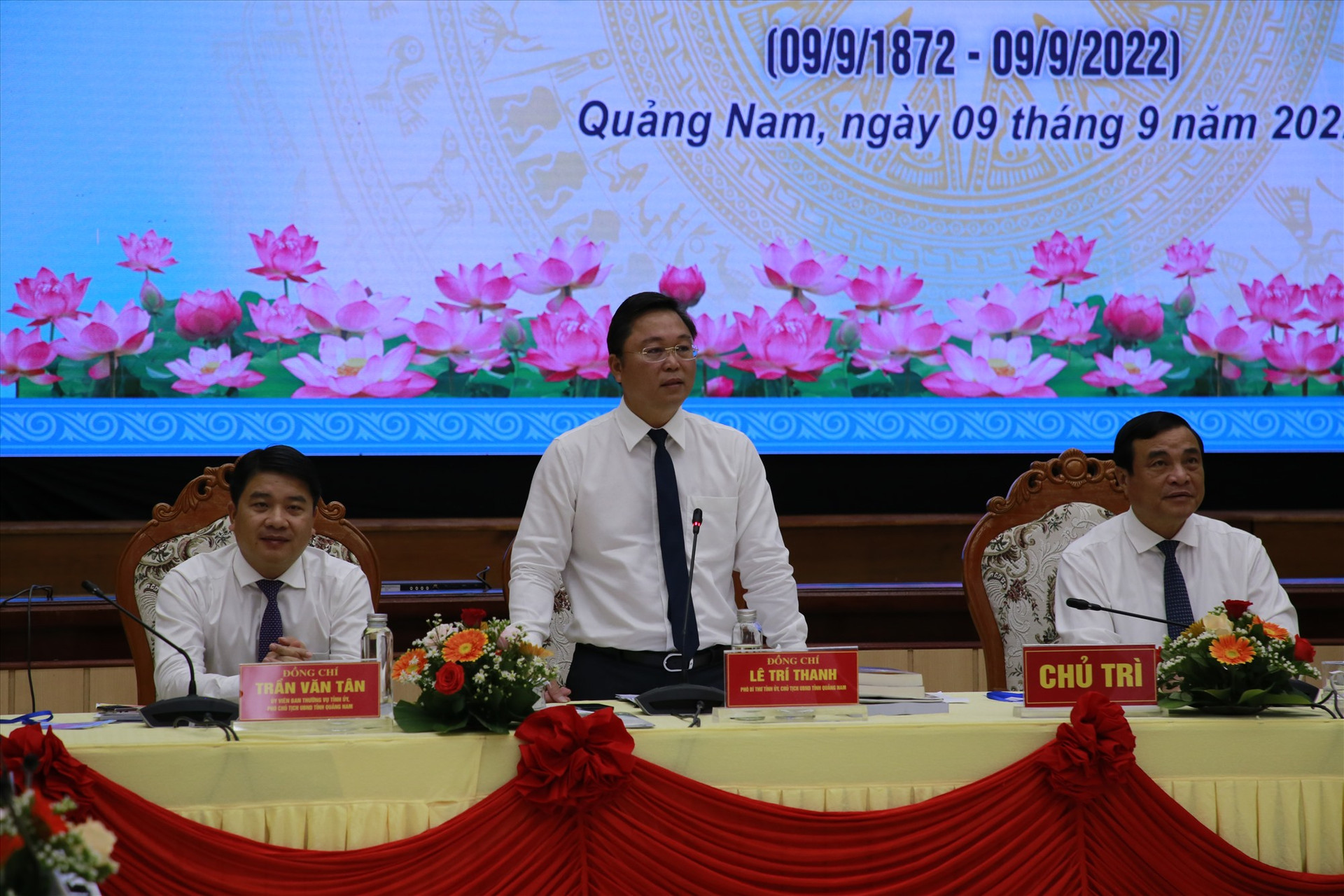 Chủ tịch UBND tỉnh Lê Trí Thanh tiếp thu những ý kiến đóng góp, tham luận của các đại biểu, nhà nghiên cứu. Ảnh: P.V