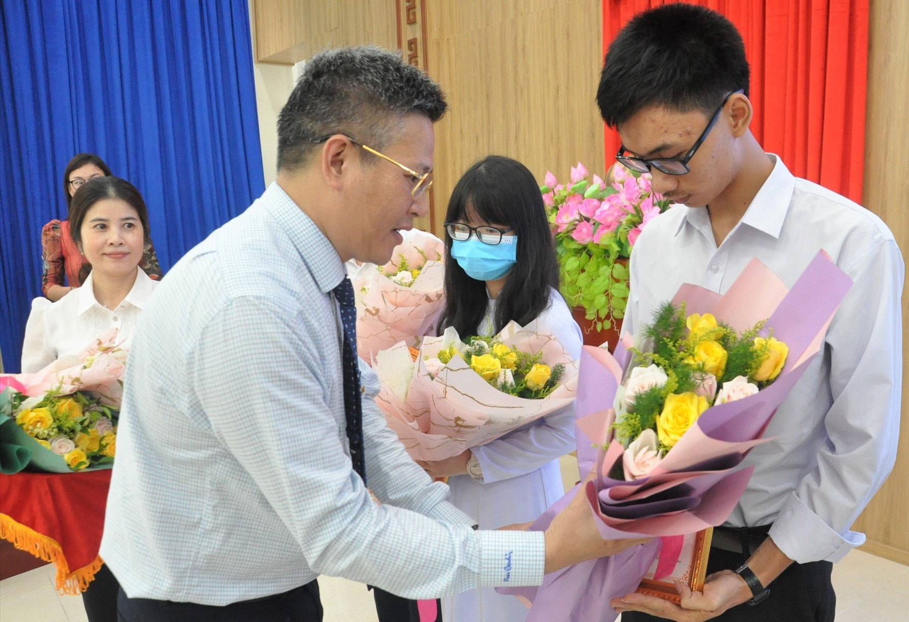 Ông Trịnh Phú Tín - Phó Giám đốc Vietcombank Quảng Nam tặng hoa chúc mừng cac cá nhân. Ảnh: X.P