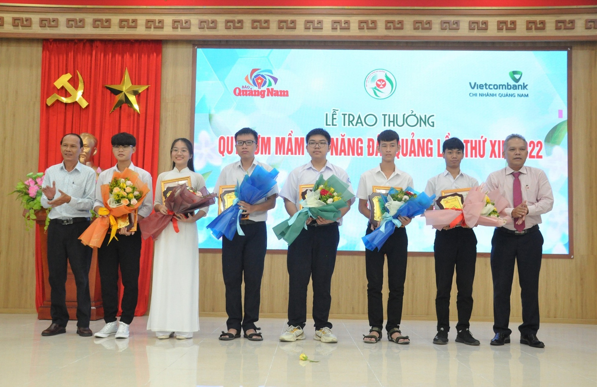 Lãnh đạo Sở GD-ĐT và Đài Phát thanh truyền hình Quảng Nam trao thưởng cho các cá nhân. Ảnh: X.P