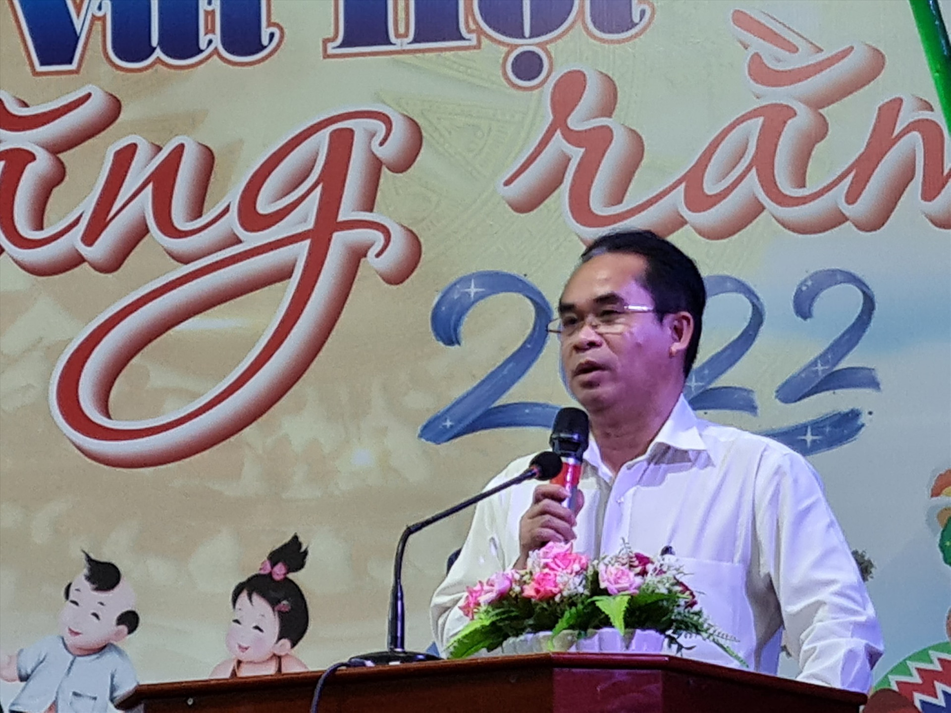 Phó Chủ tịch UBND tỉnh Trần Anh Tuấn phát biểu tại đêm hội trăng rằm. Ảnh: D.L