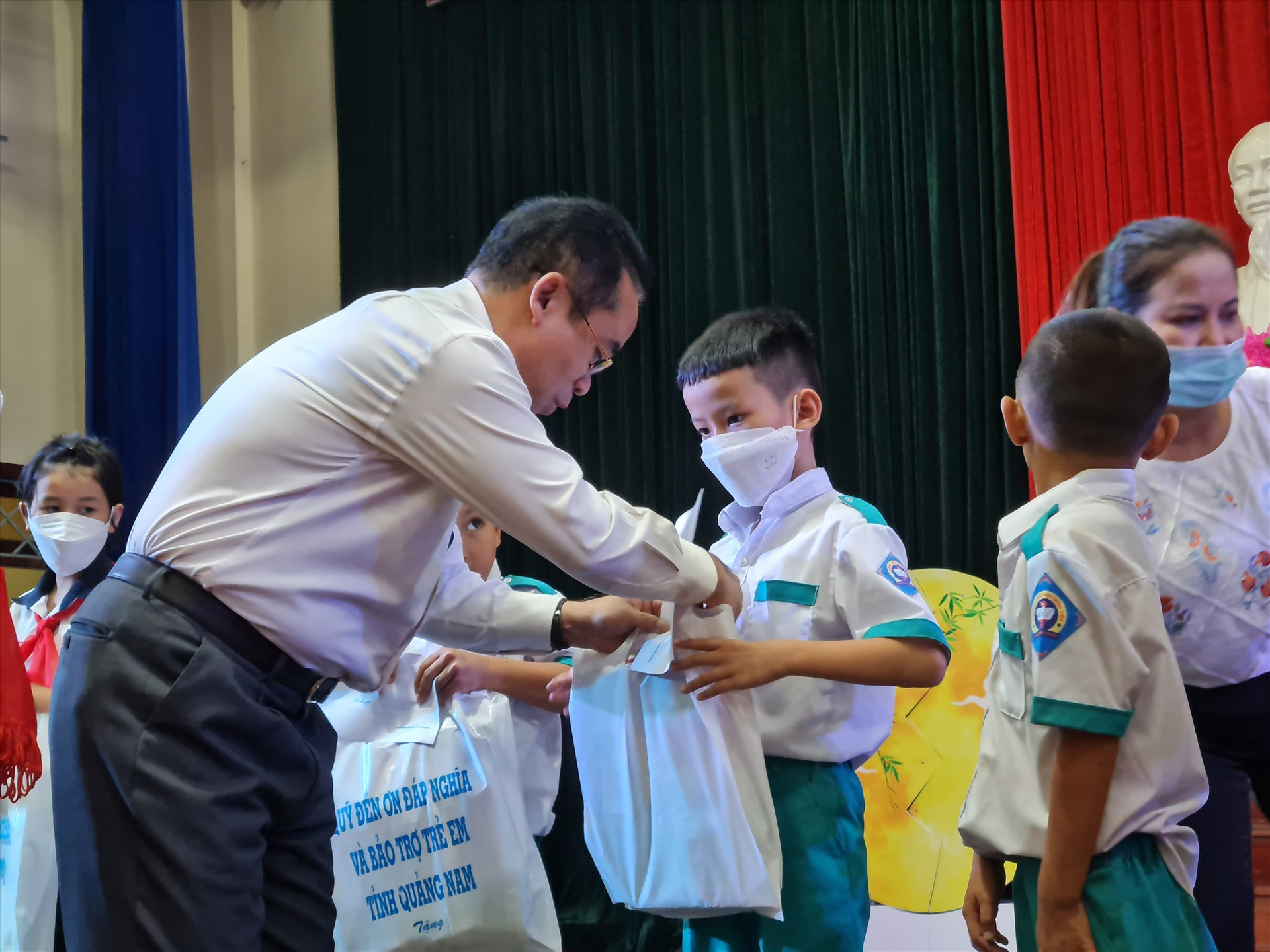 Ông Trần Anh Tuấn trao quà cho trẻ em khó khăn. Ảnh: D.L