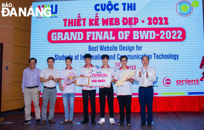 Ban tổ chức trao giải nhất cho đội có sản phẩm website về quy trình tiêm chủng vacxin Covid-19. Ảnh: NGỌC HÀ 