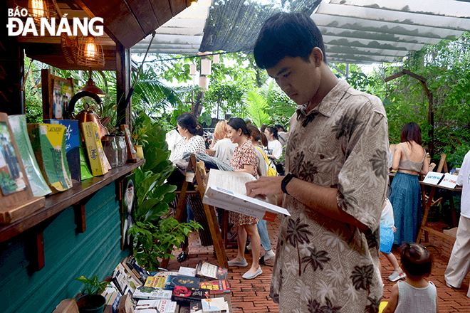 Gian hàng sách cũ thu hút sự quan tâm của nhiều bạn trẻ.