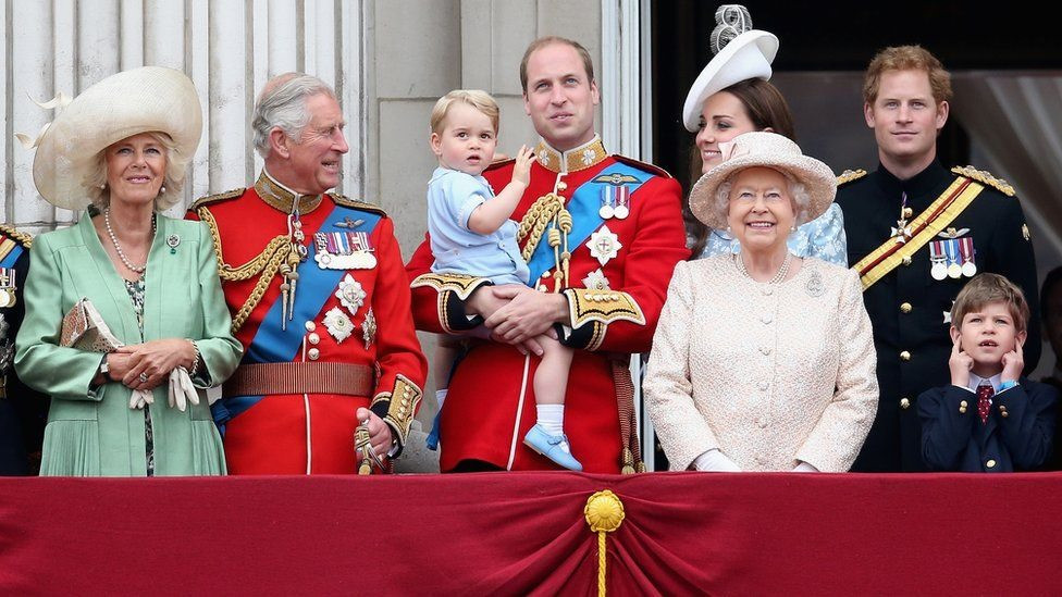 Nữ hoàng Elizabeth II cũng chồng và con cháu. Ảnh: Royal