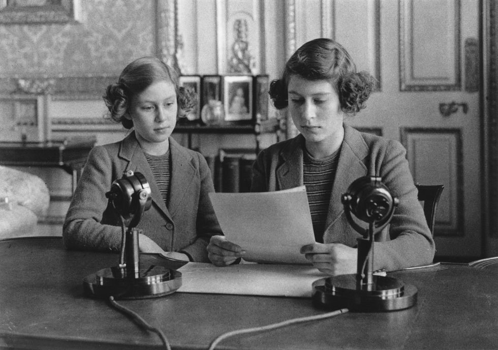 Công chúa Elizabeth (phải) và em gái Margaret trong chương trình phát thanh tới nhân dân trong Thế chiến thứ 2. Ảnh: Gettyimages