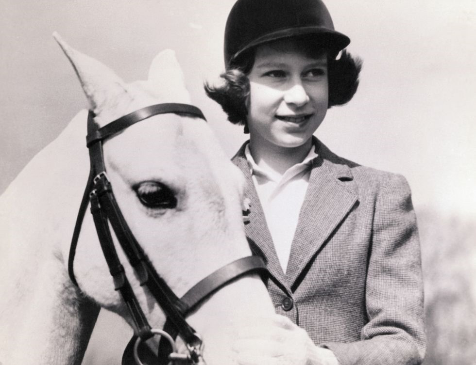 Nữ hoàng Đây là Công chúa Elizabeth, đang tiếp tục tập cưỡi ngựa với ngựa của mình.