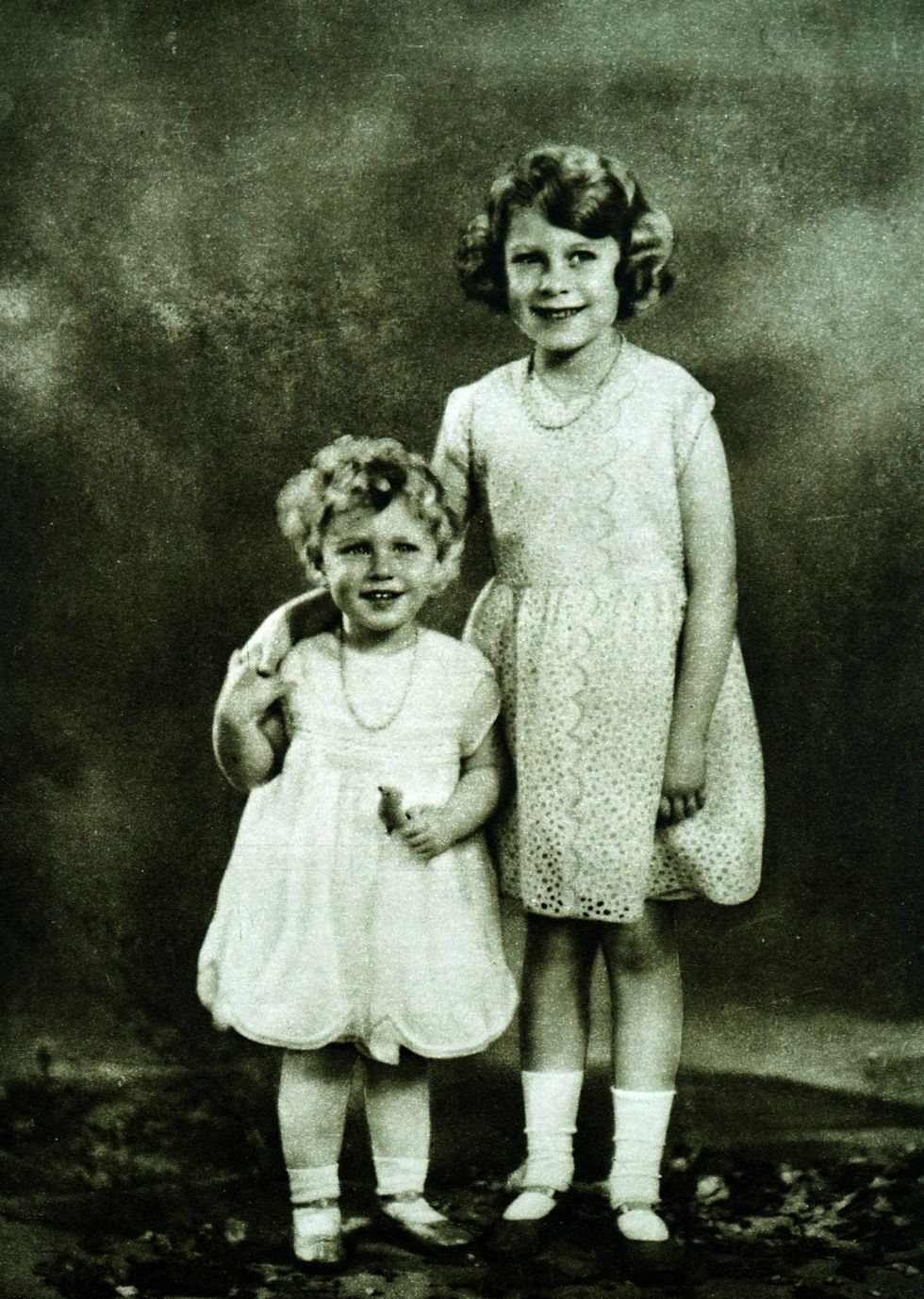 Bức chân dung của anh chị em hoàng gia ngọt ngào làm sao? Em gái của Nữ hoàng Elizabeth là Công chúa Margaret sinh năm 1930, và bức chân dung này được chụp vào một thời điểm nào đó khi cô mới chập chững biết đi.