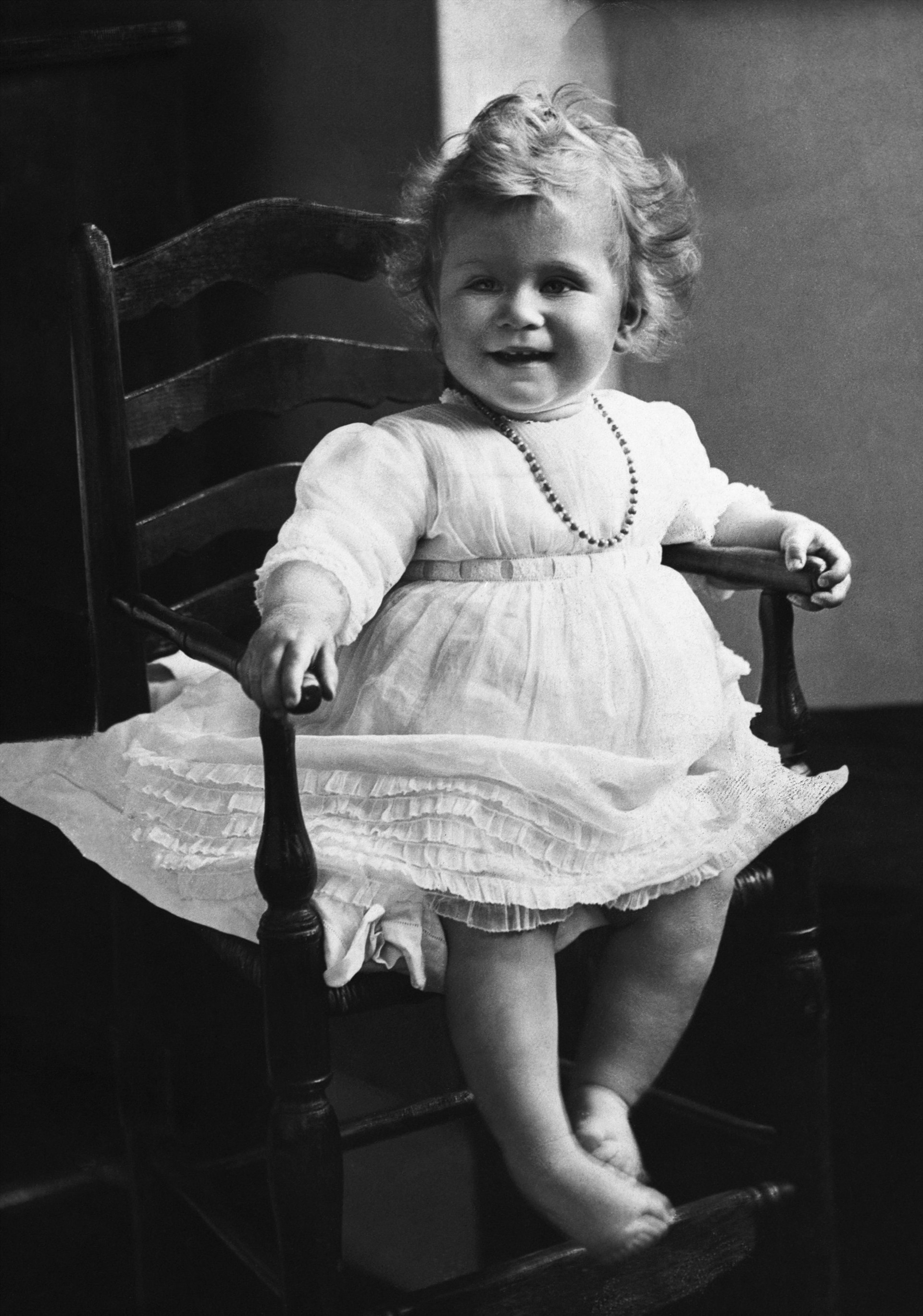 Nữ hoàng Elizabeth II khi còn mới biết đi chập chững vào năm 1927. Ảnh: townandcountrymag