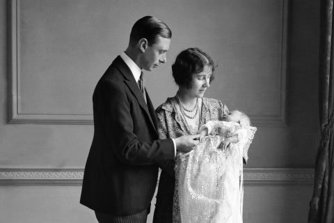 Nữ hoàng Elizabeth II có tên đầy đủ là Elizabeth Alexandra Mary Windsor sinh ngày 21/4/1926, tại Mayfair, London.  Bà là con đầu lòng của Công tước xứ York, Albert-con trai thứ hai của Vua George V, và nữ công tước Elizabeth Bowes-Lyon.