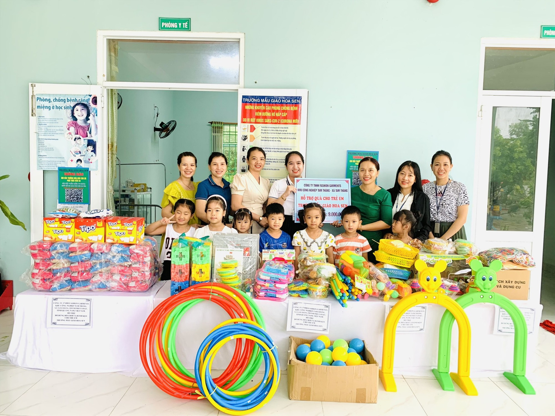 Nhiều tổ chức tặng quà cho trẻ Trường Mẫu giáo Hoa Sen (Tam Kỳ).