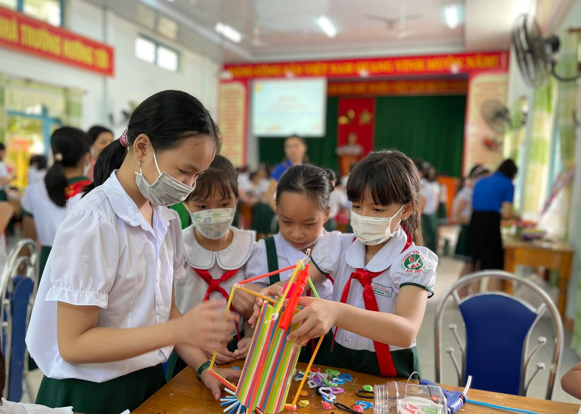 Học sinh Trường Tiểu học Kim Đồng (Tam Kỳ) làm lồng đèn từ vật liệu tái chế.