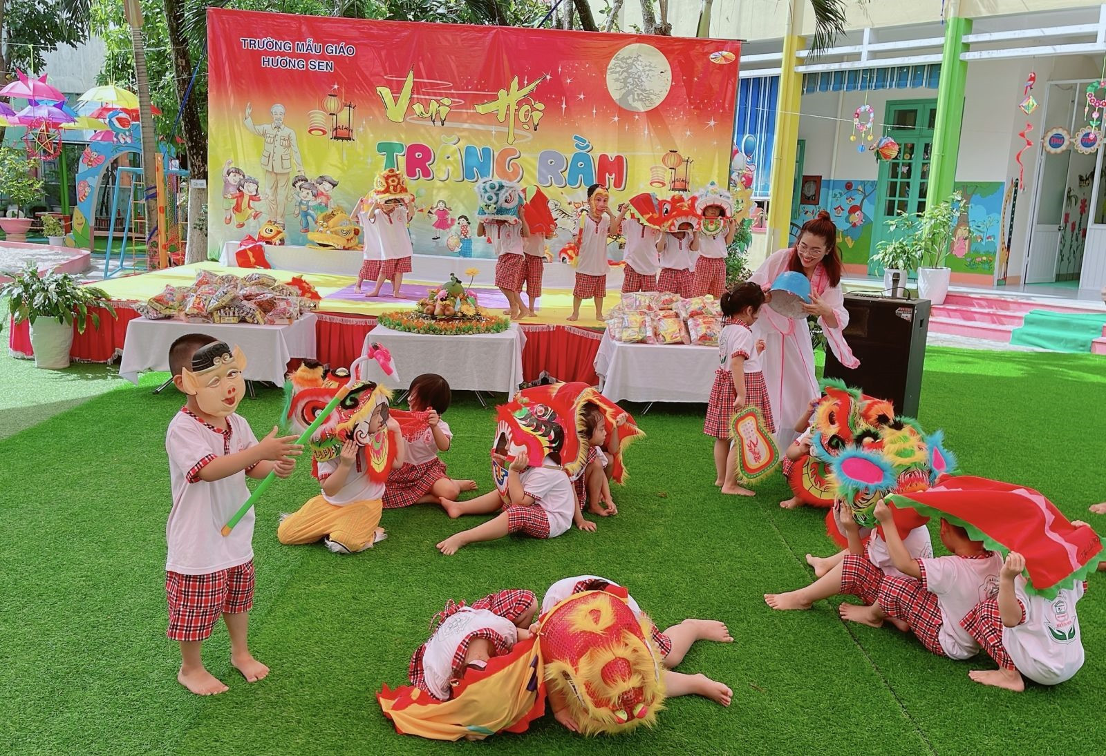 Trẻ em Trường Mẫu giáo Hương Sen (Tam Kỳ) vui Trung thu.