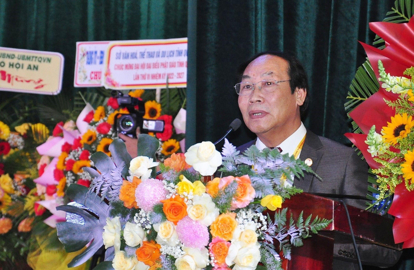 Chủ tịch Ủy ban MTTQ Việt Nam tỉnh Võ Xuân Ca phát biểu tại đại hội. Ảnh: V.A