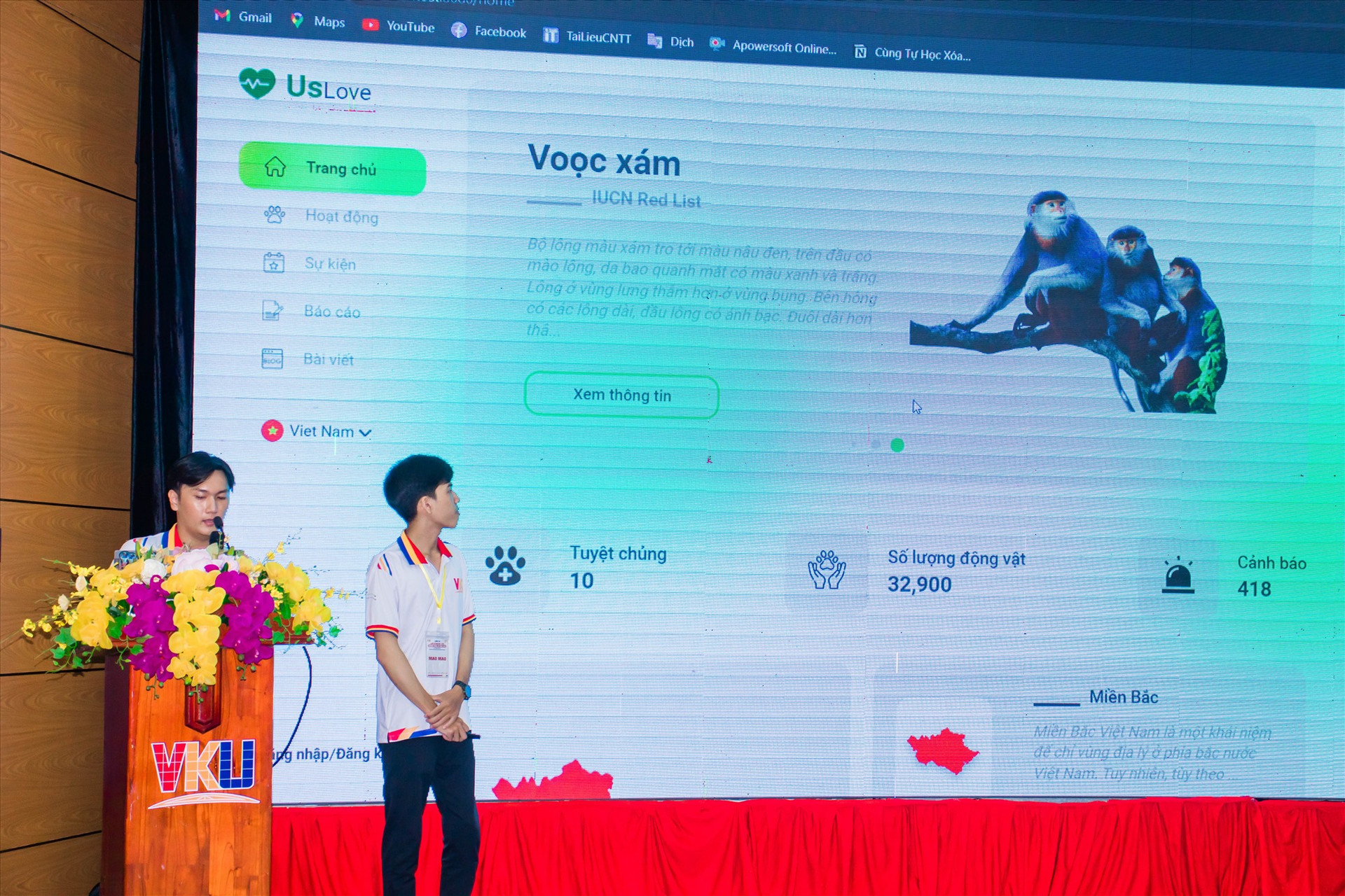 Các thành viên của đội Mao Mao trình bày sản phẩm web mang tên Us Love (về bảo vệ động vật hoang dã) tại cuộc thi. Ảnh: H.S