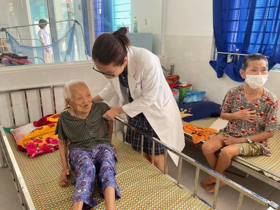 Khám bệnh cho người cao tuổi xã Tam Thăng. Ảnh: CTV