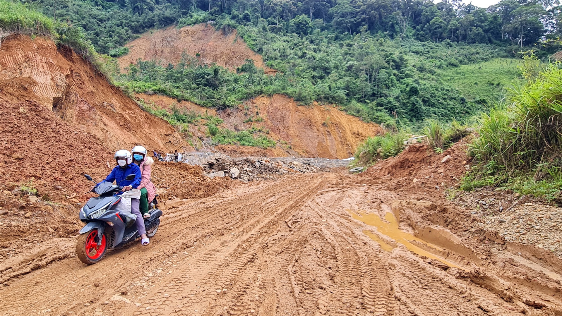 Việc thi công các công trình dân sinh cũng là một trong những nguyên nhân gây sạt lở đồi núi ở các xã vùng cao Tây Giang. Ảnh: HOÀNG LIÊN