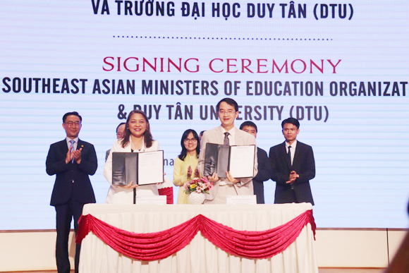 Lễ ký kết hợp tác giữa DTU với Tổ chức Bộ trưởng Giáo dục Đông Nam Á. Ảnh: NTB