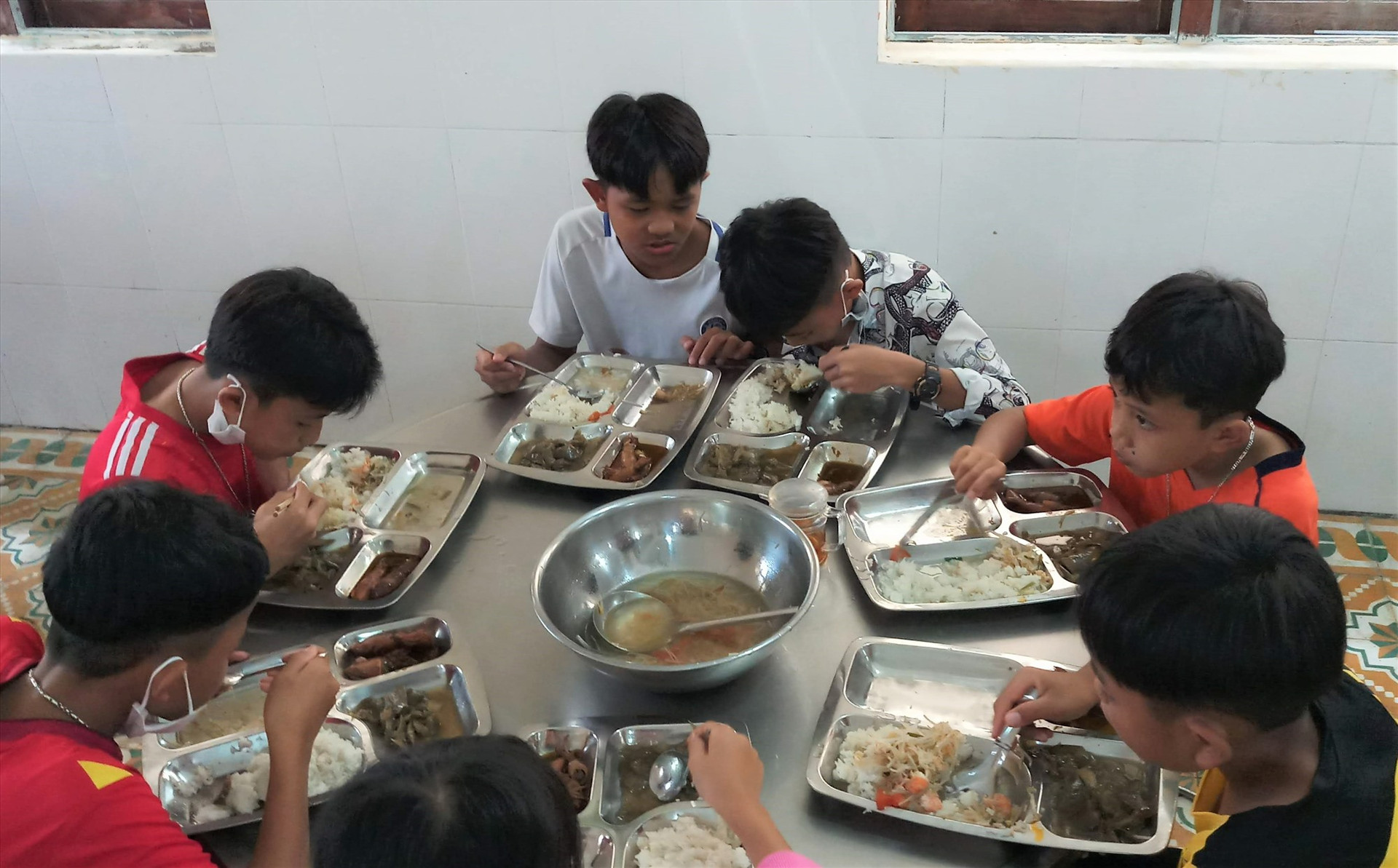Khẩu phần bữa ăn dinh dưỡng của học sinh bán trú huyện Nam Giang. Ảnh: A.N