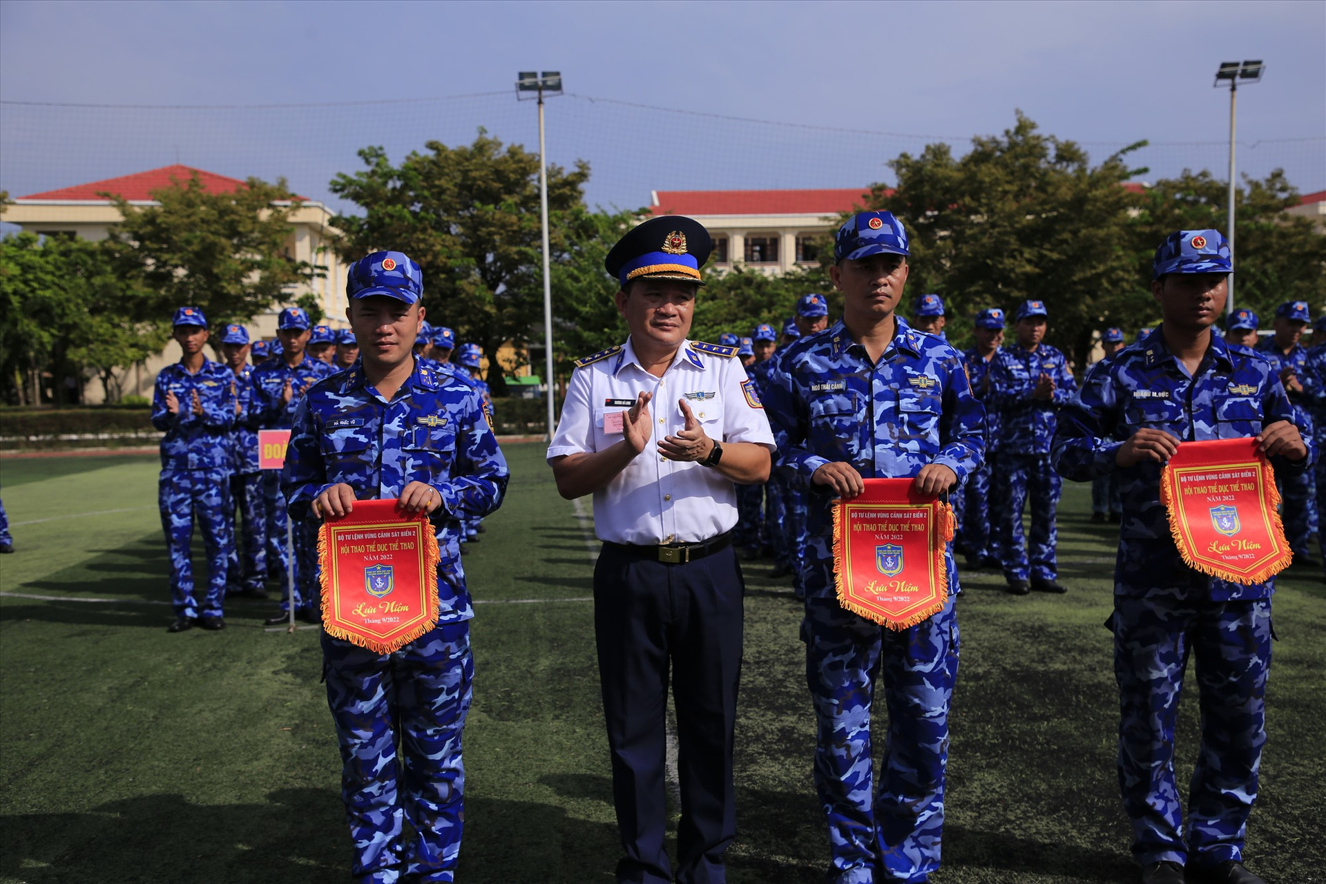 Lãnh đạo Bộ Tư lệnh Vùng Cảnh sát biển 2 tặng cờ lưu niệm cho các đoàn vận động viên dự hội thao. Ảnh: T.C