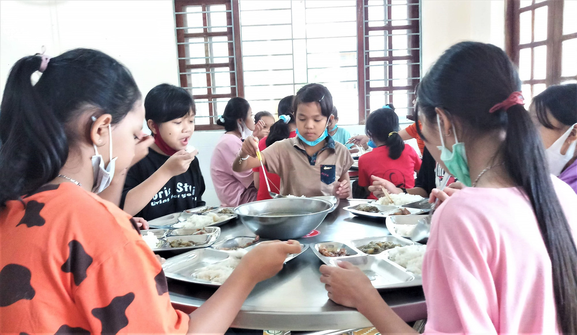Chế độ ăn của học sinh bán trú tại Nam Giang hiện nay. Ảnh: A.N
