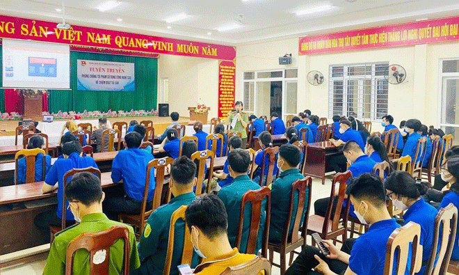 Công an quận Cẩm Lệ tổ chức tuyên truyền đến đoàn viên, thanh niên trên địa bàn trong việc nâng cao ý thức cảnh giác đối với tội phạm công nghệ cao. Ảnh: Công an quận Cẩm Lệ cung cấp