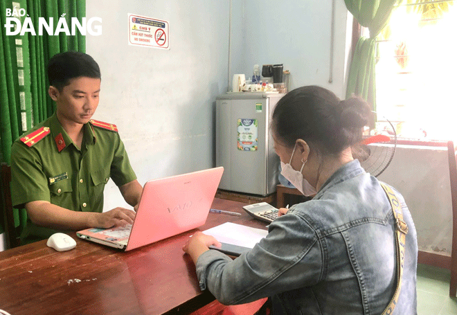 Nạn nhân tham gia hình thức “Tuyển cộng tác viên làm việc tại nhà” đến Đội Cảnh sát hình sự, Công an huyện Hòa Vang trình báo do bị lừa đảo. Ảnh: N.QUANG