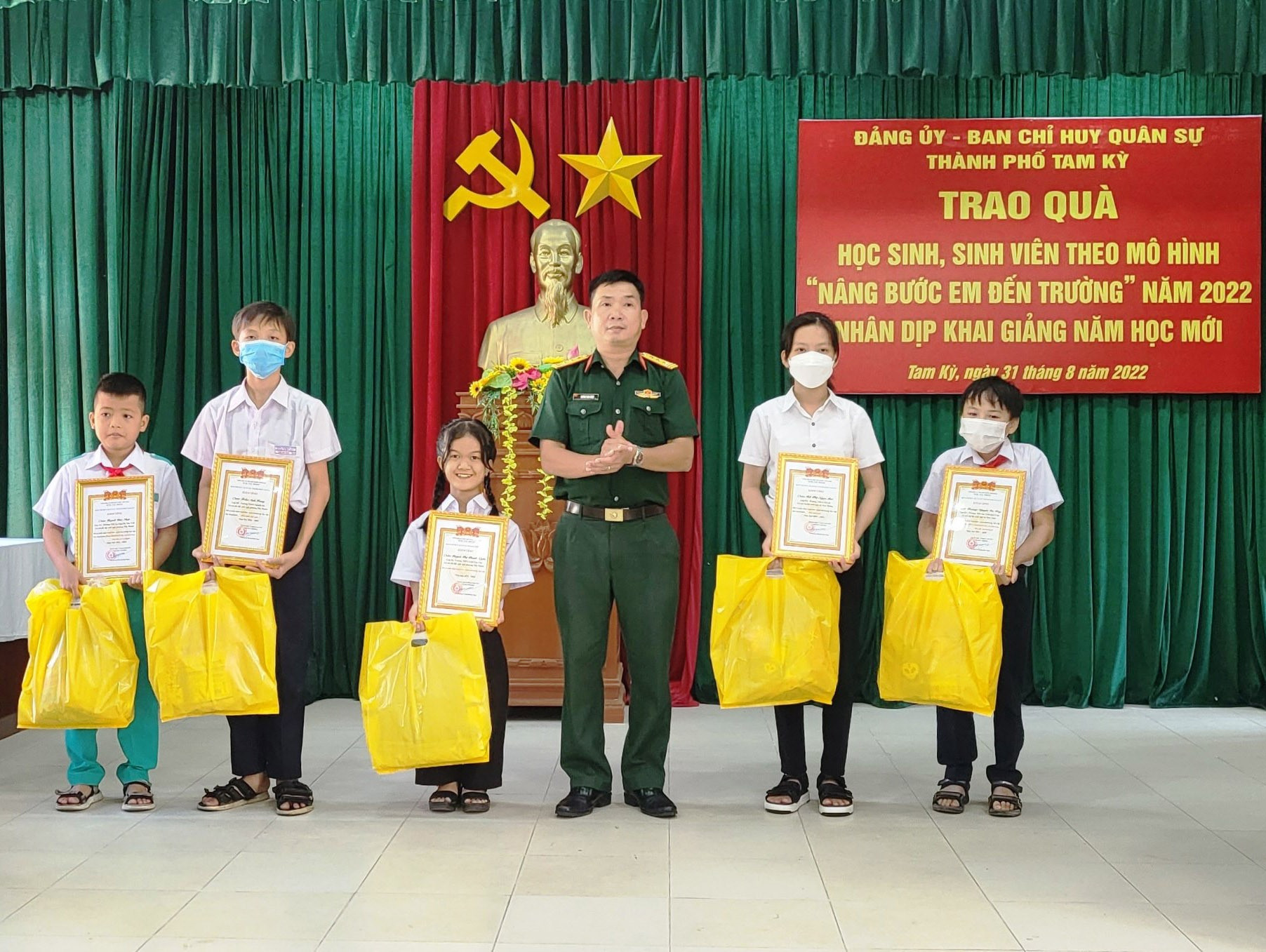 Lãnh đạo Đảng ủy, Ban Chỉ huy Quân sự TP.Tam Kỳ tặng quà cho các em học sinh đầu năm học mới. Ảnh: Q.S