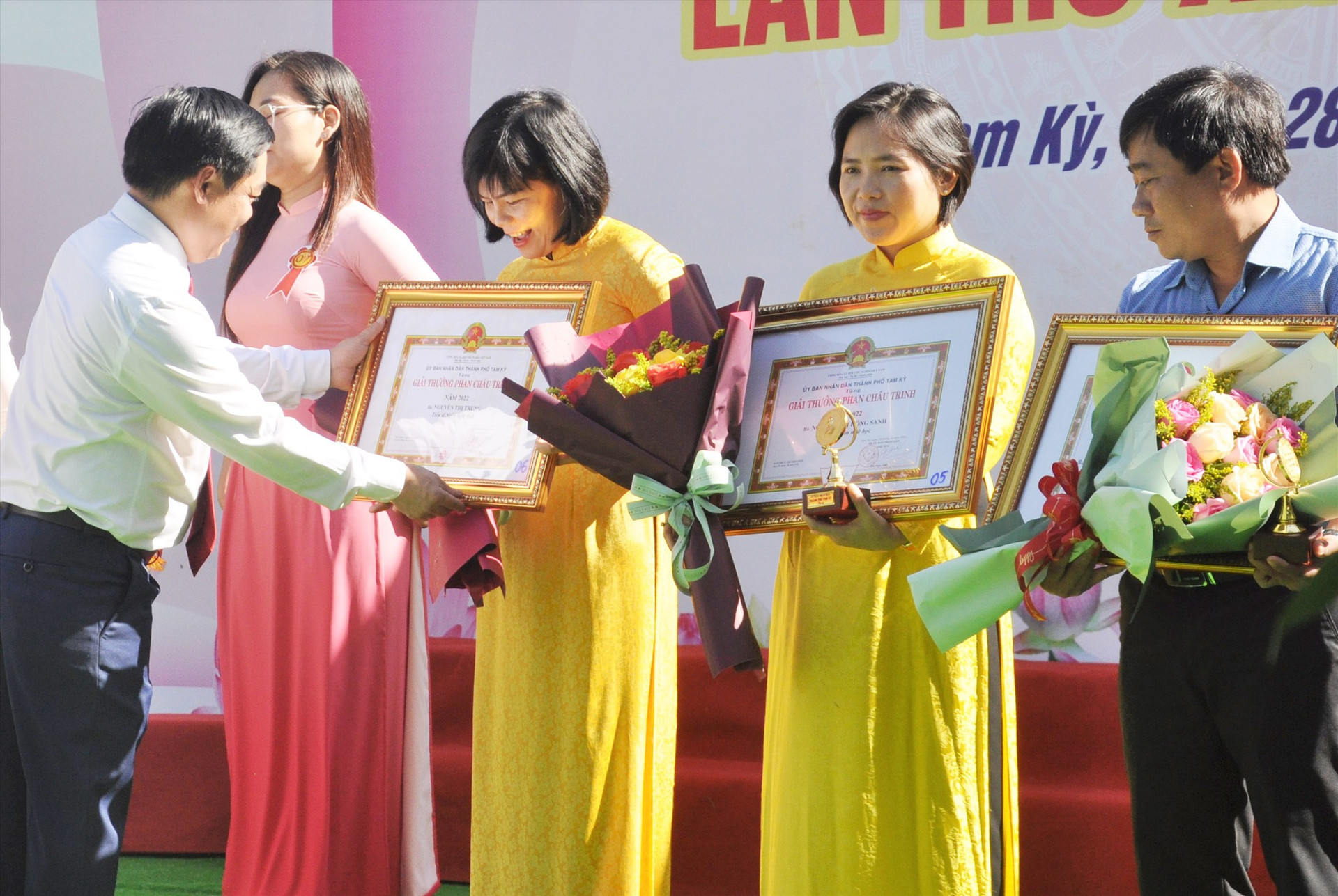 Chủ tịch UBND thành phố Bùi Ngọc Ảnh tặng giải thưởng Phan Châu Trinh năm 2022 cho các cá nhân. Ảnh: A.S