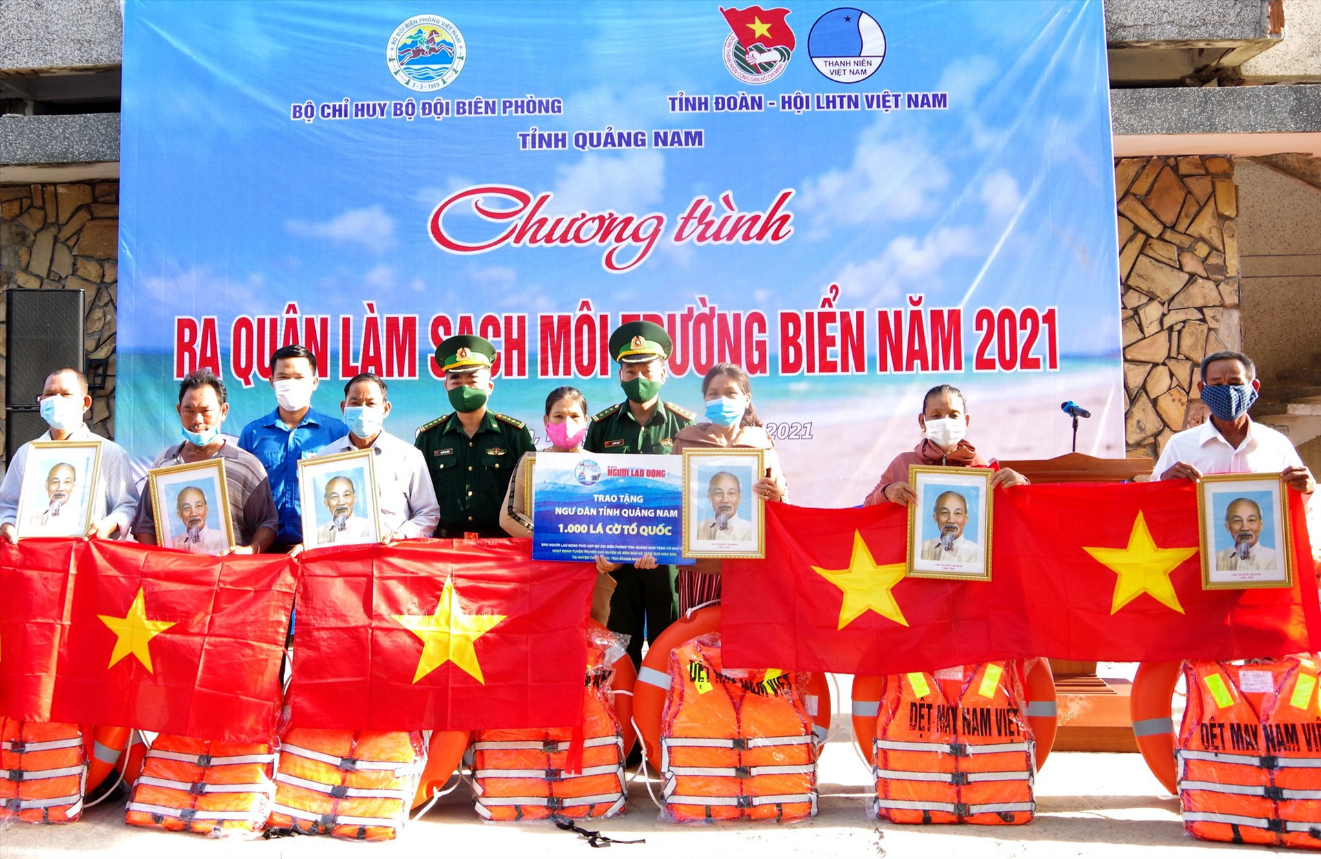 Tháng 7.2021, Báo Người Lao Động phối hợp với Bộ Chỉ huy Bộ đội biên phòng tỉnh trao tặng 1.000 lá cờ Tổ quốc cho ngư dân huyện Thăng Bình.