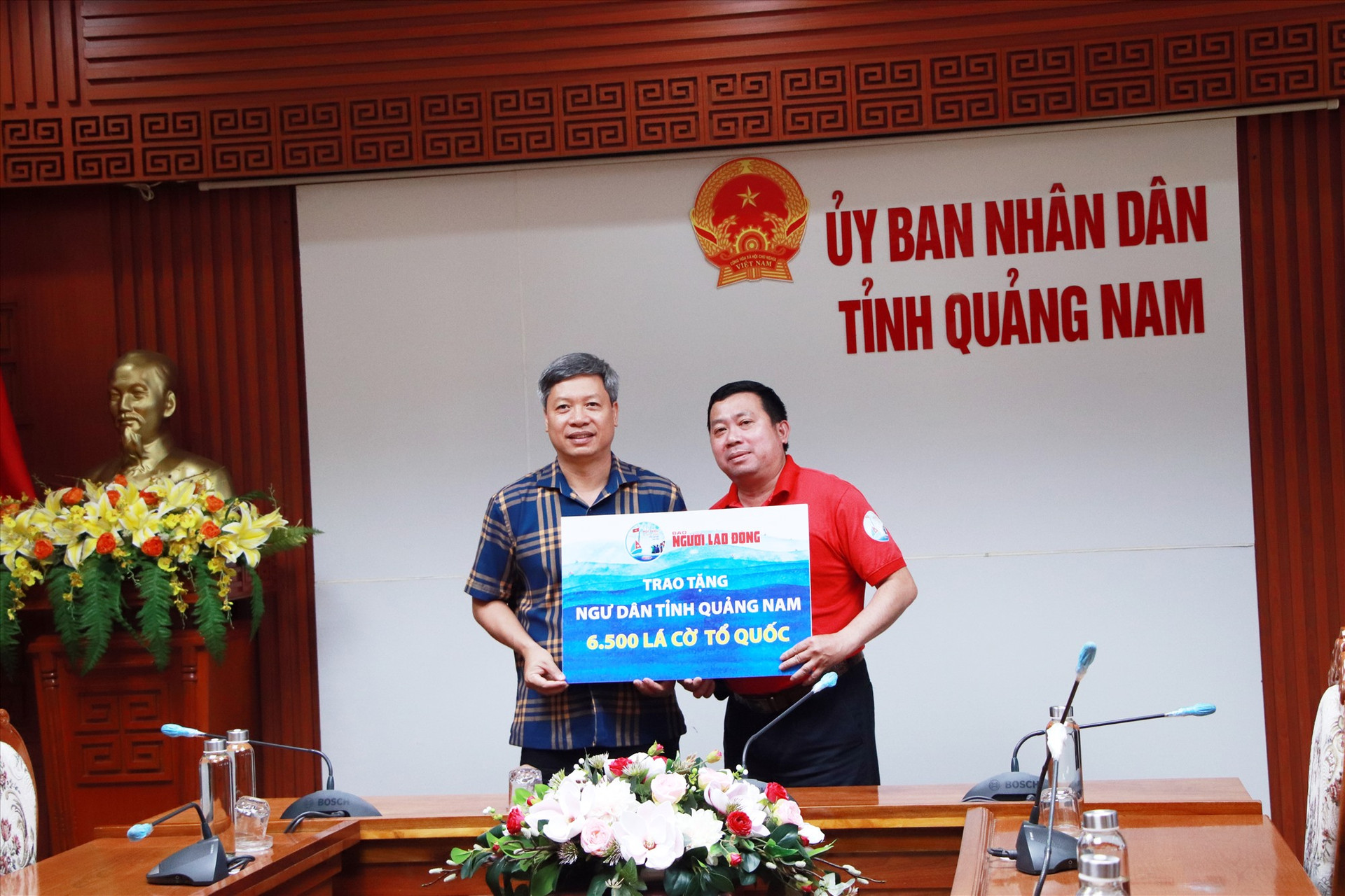 Ngày 29.3.2022, Phó Chủ tịch UBND tỉnh Hồ Quang Bửu đã tiếp nhận 6.500 lá cờ Tổ quốc từ Báo Người Lao Động. Số cờ này đã được phân bổ về cho LĐLĐ tỉnh và các địa phương có biển trên địa bàn tỉnh để trao lại cho ngư dân ngay sau đó.