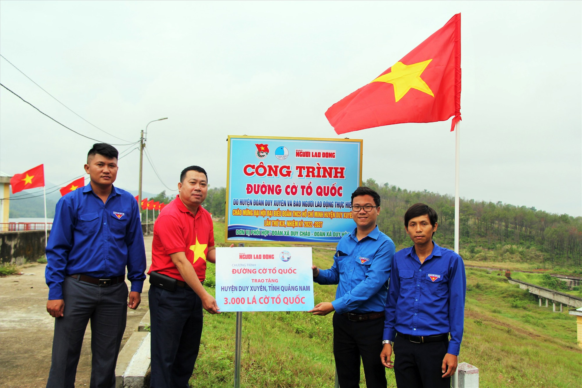 Tháng 5.2022, Báo Người Lao Động cũng đã trao tặng cho Huyện đoàn Duy Xuyên 3.000 lá cờ Tổ quốc để thực hiện 14 “Đường cờ Tổ quốc” trên địa bàn huyện.