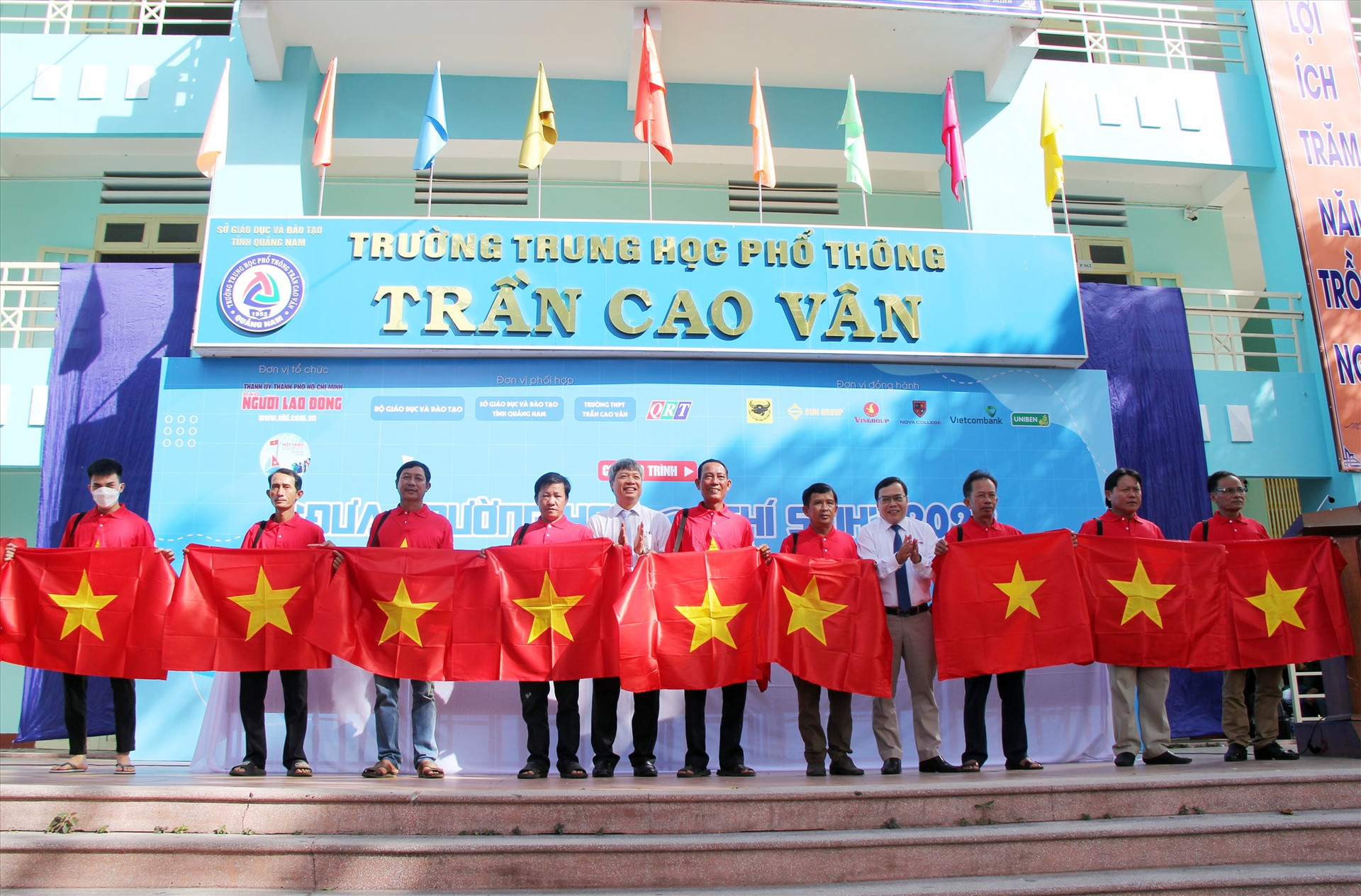 Tháng 5.2022, Báo Người Lao Động trao 7.000 lá cờ Tổ quốc cho LĐLĐ tỉnh để trao lại cho 9 nghiệp đoàn nghề cá trên địa bàn, Phó Chủ tịch UBND tỉnh Hồ Quang Bửu cùng đại diện LĐLĐ tỉnh tiếp nhận cờ.